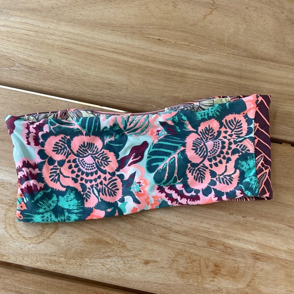 Maaji strapless and reversible bikini top size medium - Picture 2 of 4